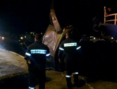 Αυτοκίνητο έπεσε στη θάλασσα στο λιμάνι του Πειραιά